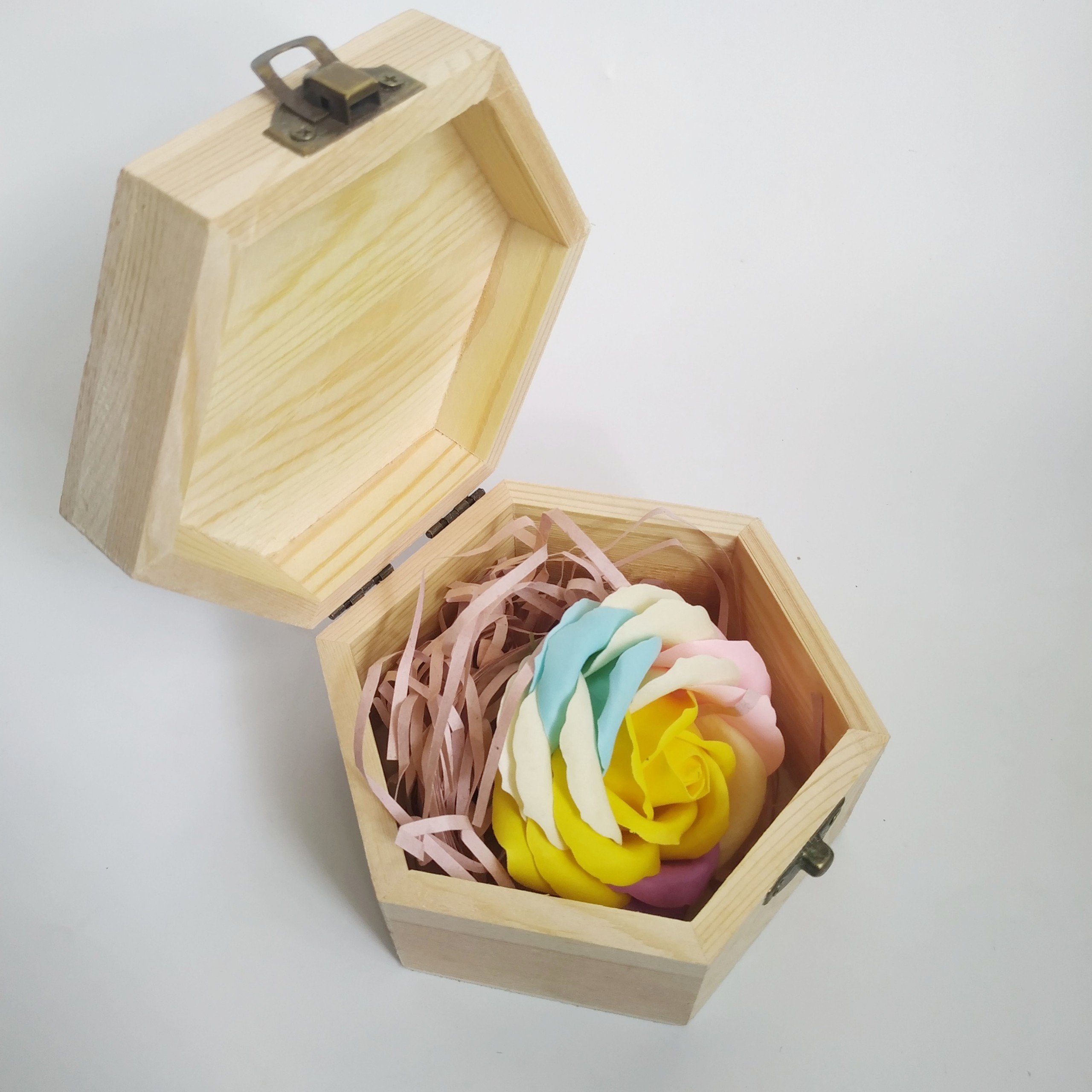 Hộp quà gỗ lục giác một bông hồng sáp siêu dễ thương - mẫu ngẫu nhiên