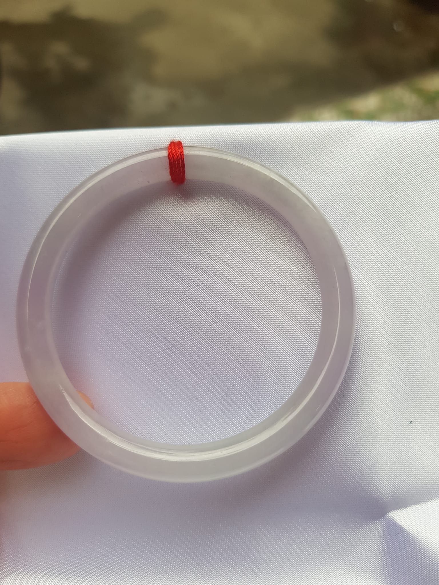 Vòng cẩm thạch Trắng Tím A 48mm x cọng mỏng nhỏ 6mm Màu trắng tím nhẹ 2 bên Nữ mệnh kim thủy tay nhỏ 35kg - 48kg đeo ạ