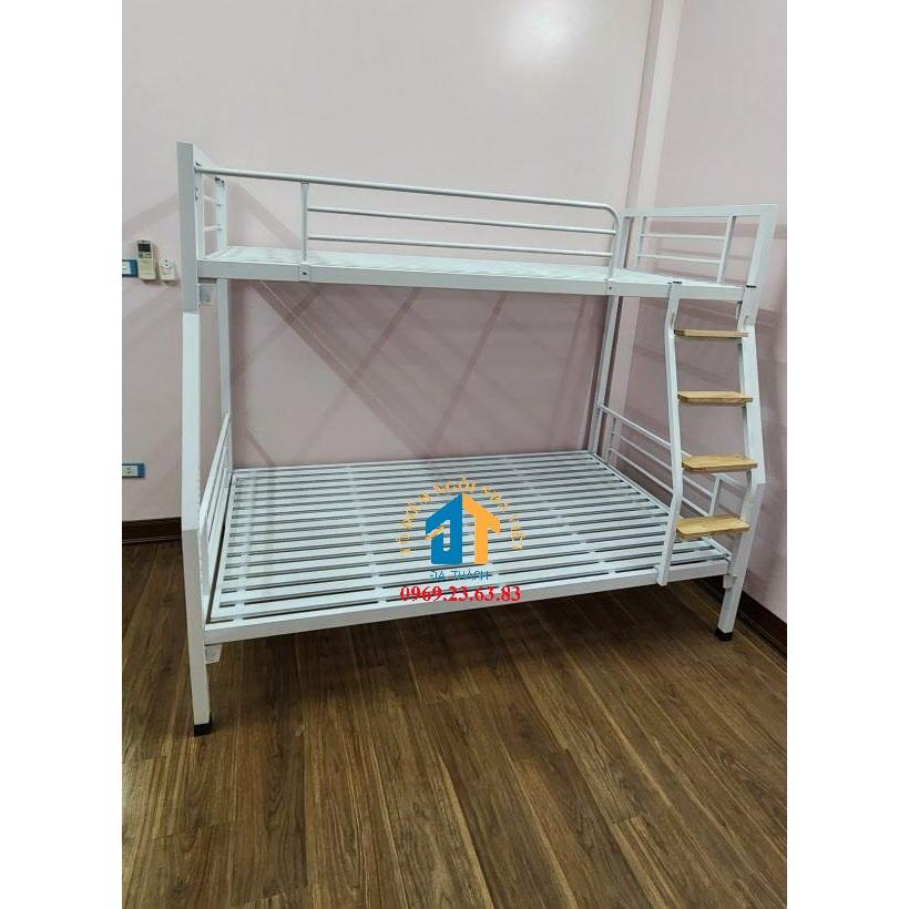 Giường sắt trên 1m2 dưới 1m4 màu trắng cực đẹp cực sang cầu thang bằng gỗ
