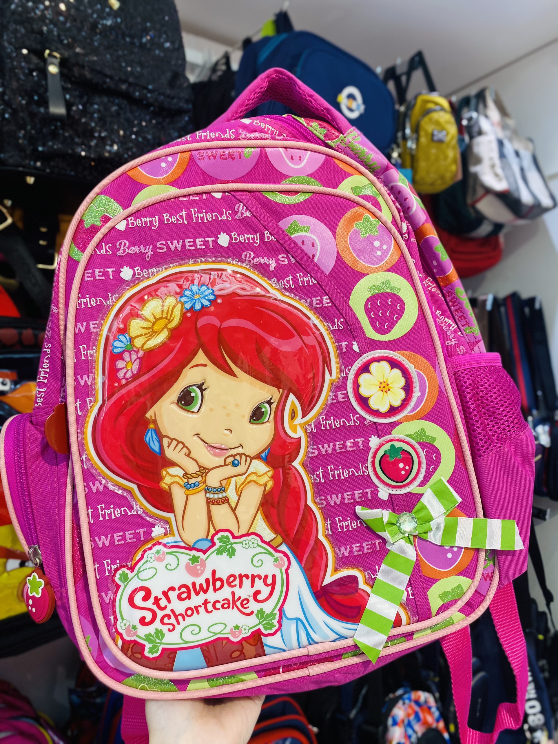 Balo trẻ em 15'' cao cấp hình Strawberry Shortcake chống cằm đính nơ xanh lá - BLSSC15 -