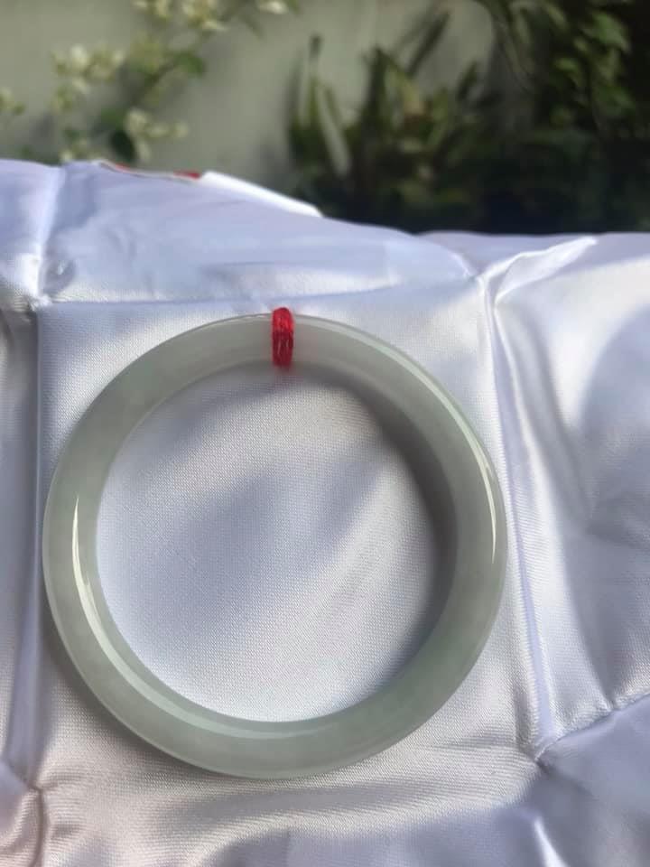 CHIẾC VÒNG TAY ĐÁ CẨM THẠCH MỚI TR LÝ A54 size 54mm x dầy 7,8mm MÀU TRẮNG ÁNH XANH LÝ NHẸ ĐẸP NỮ 54kg đến 64kg Đeo tay đẹp ạ