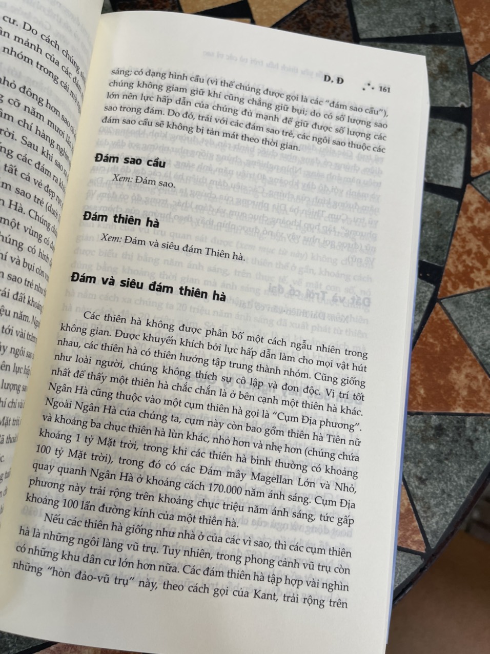 (Tái bản lần thứ 5) TỪ ĐIỂN YÊU THÍCH BẦU TRỜI VÀ CÁC VÌ SAO - Trịnh Xuân Thuận - Phạm Văn Thiều &amp; Ngô Vũ dịch – Nxb Tri Thức