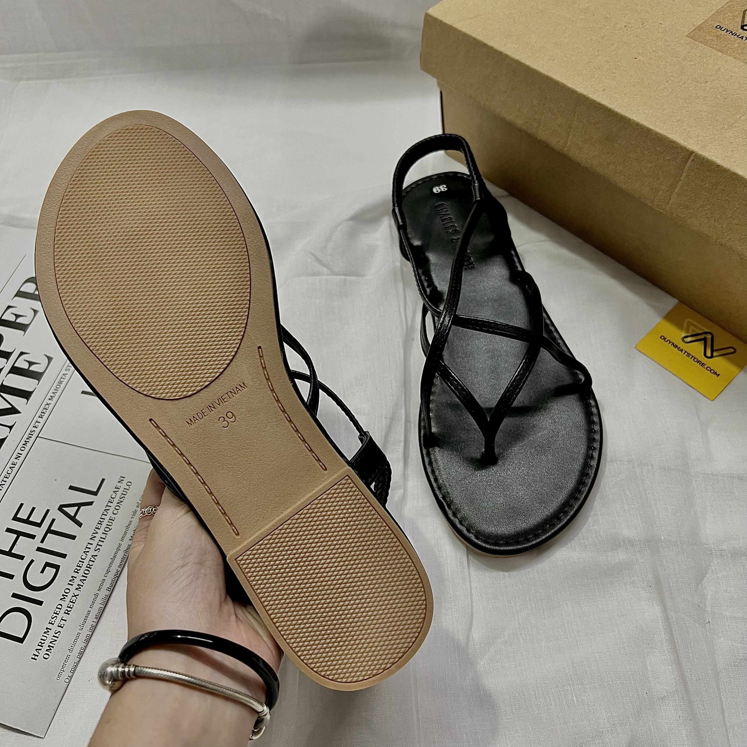 Giày Sandal Nữ Quai Kẹp Xỏ Ngón Đế Bệt Trắng Đen Dây Mảnh Nhỏ Duy Nhật Store Học Sinh Đi Học Bền Uzzang Chiến Binh Thun