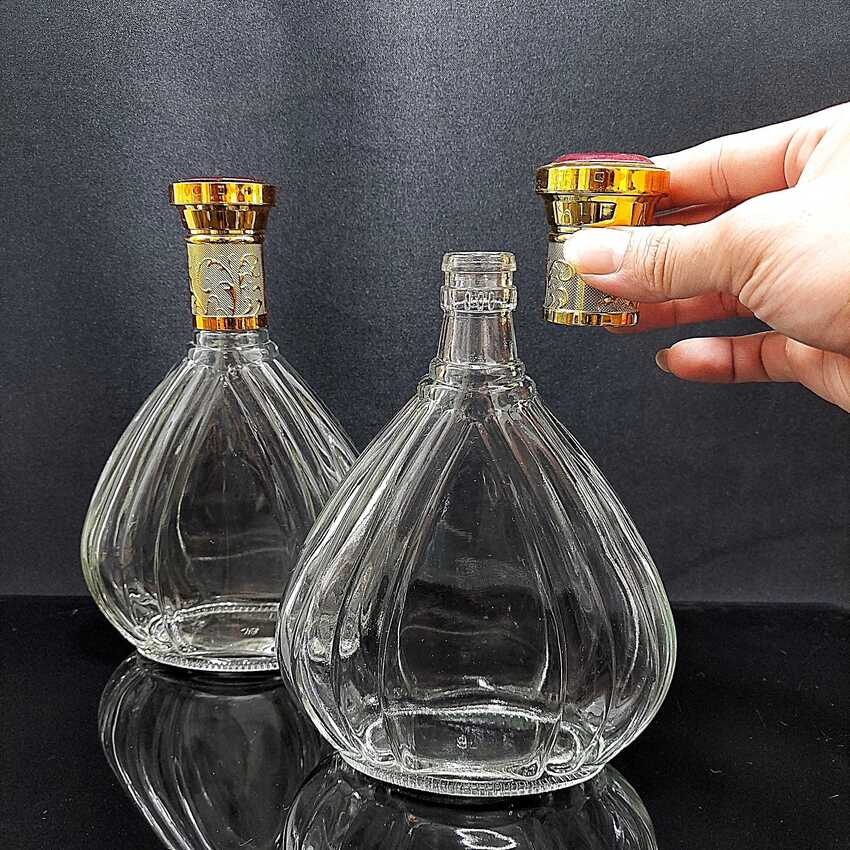 Vỏ Chai Rượu Ngoại 500ML giọt nước hoa văn cánh sen nắp vàng chuôi đỏ - Chai Đựng Rượu Thủy Tinh - Vỏ Chai Rượu Đẹp – Bình Đựng Rượu Thủy Tinh
