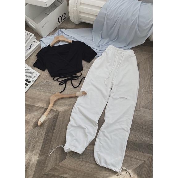 Set áo croptop đen cổ v cột dây bụng kèm quần trắng rách gối