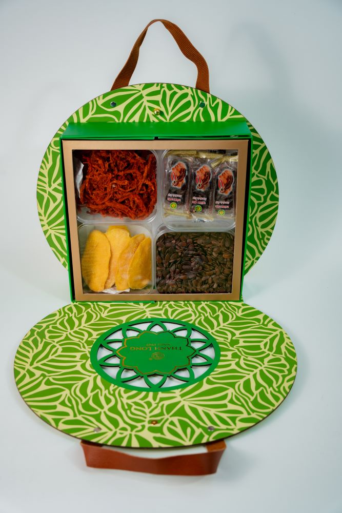 Hộp mứt thập cẩm Tấn Lộc - Thành Long gồm 4 loại khô bò sợi, hạt dưa, xoài sấy dẻo, mứt me thái cay