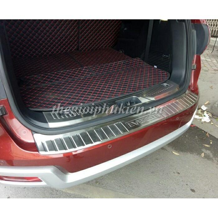 Ốp chống trầy cốp Ford Everest 2016-2019 – Mẫu INOX