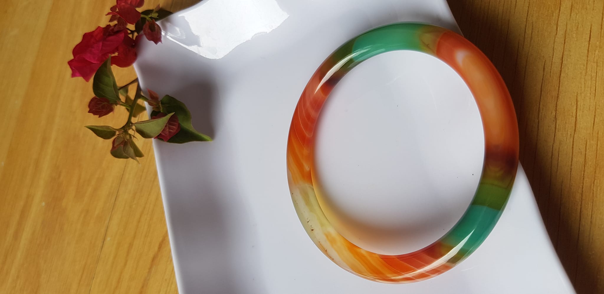 Vòng tay đá mã não tứ quý mới đỏ cam xanh dương xanh lá cam trắng vân sọc xéo xéo rất đẹp Vòng Ni 59mm x cọng 7,8mm Nữ 58kg - 70kg đeo Món quà tặng nữ ý nghĩa ạ