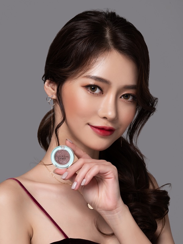 Trên tay Phấn Mắt Nhũ Thời Thượng Lime Color & Eyes Single Shadow 1.4g