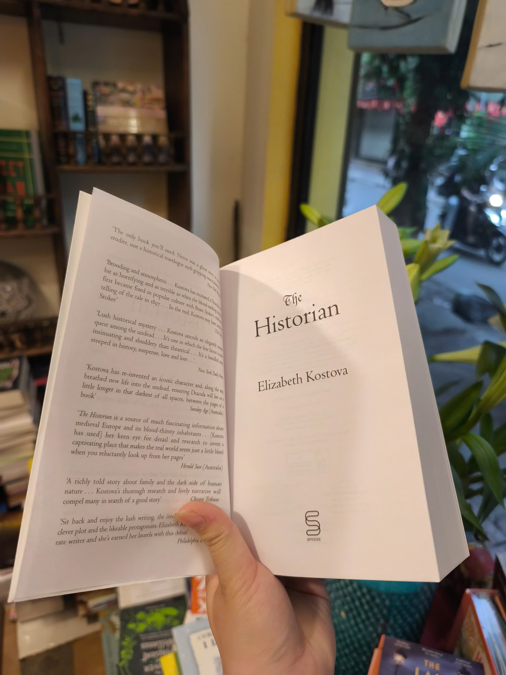 Sách - The Historian by Elizabeth Kostova | Historical Fiction / Fantasy / Văn học Lịch sử Nhập khẩu