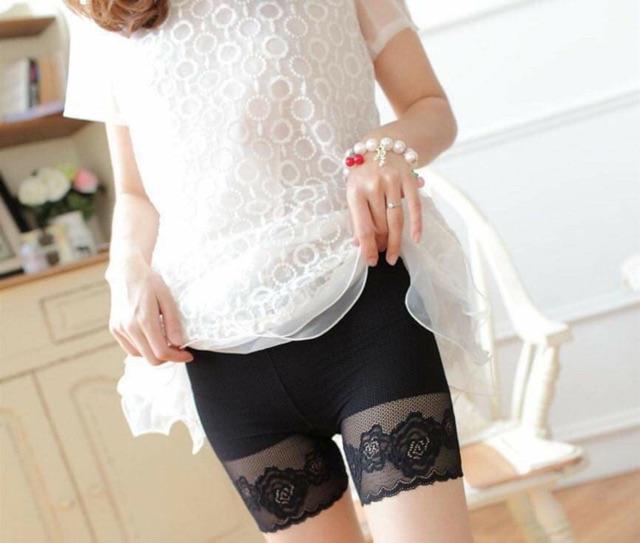 Hot Quần đùi mặc trong váy ren hoa hồng