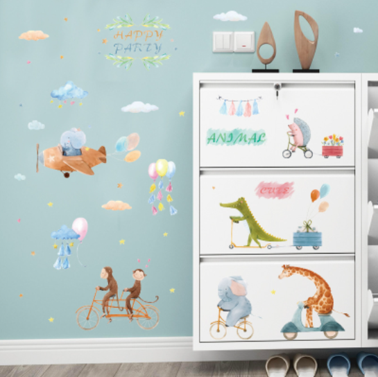 Decal trang trí tường - Những người bạn thú cùng những phương tiện giao thông