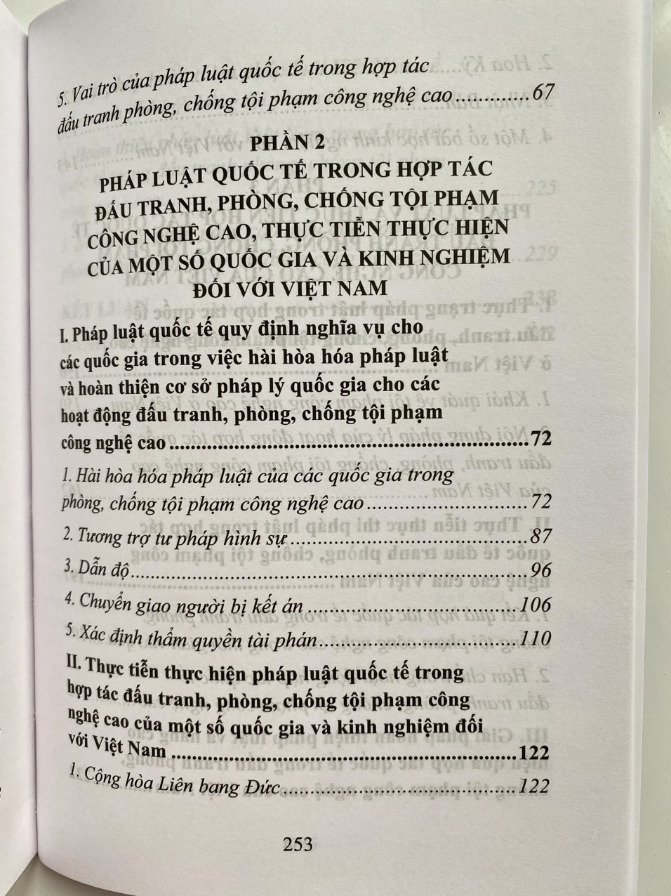 Sách- Pháp luật quốc tế trong hợp túc đấu tranh phòng, chống tội phạm công nghệ cao và những vấn đề đặt ra đối với Việt Nam