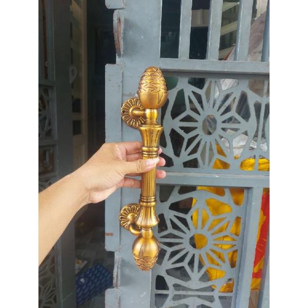 Tay nắm cửa gỗ phong cách cổ điển
