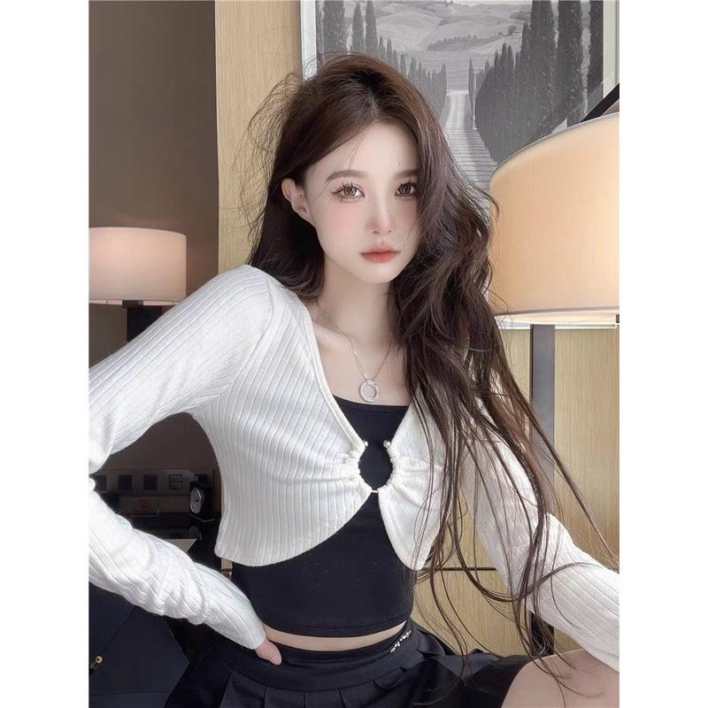 Set áo croptop tay dài phối phụ kiện tặng kèm áo hai dây trong chất thun gân tăm