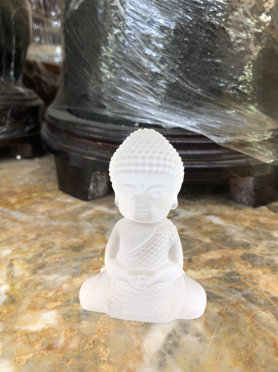 Tượng chú tiểu ngồi đá lưu ly