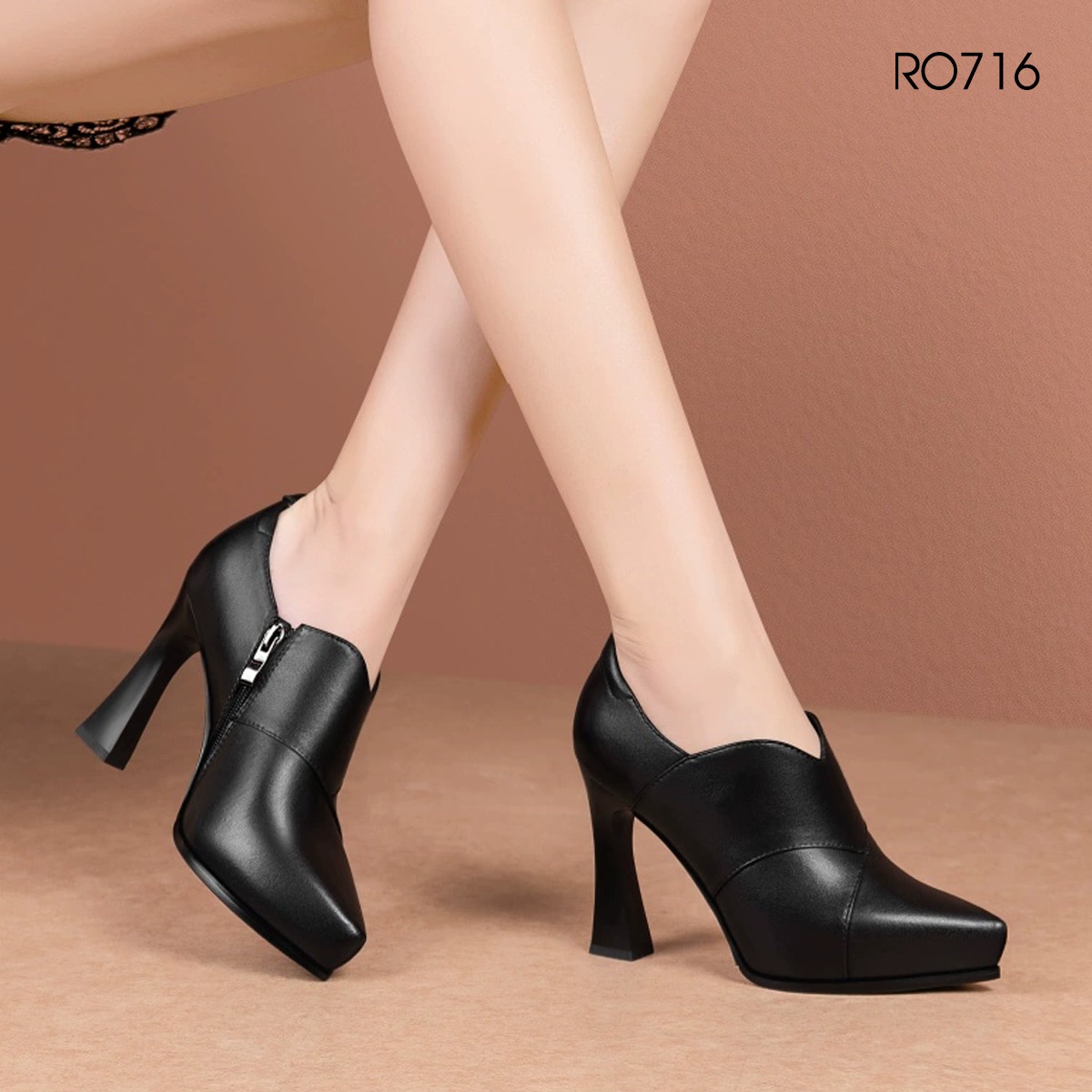 Boots thời trang nữ cổ V cao cấp ROSATA RO716- 10p - Đen - BKSTORE
