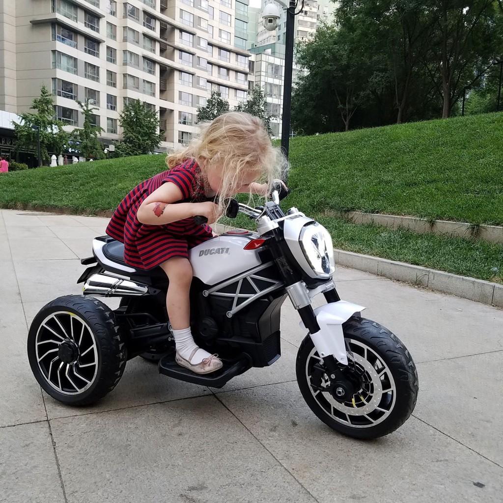 Xe máy điện moto 3 bánh DUCATI MONSTER 1600 cho bé đạp ga bảo hành 6 tháng (Xanh-Đỏ-Trắng)