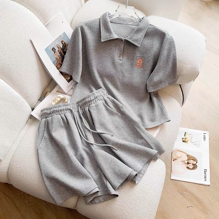 Bộ Áo Thun Cổ Polo In Hình Logo Ngực Kèm Quần Váy Dáng Xòe