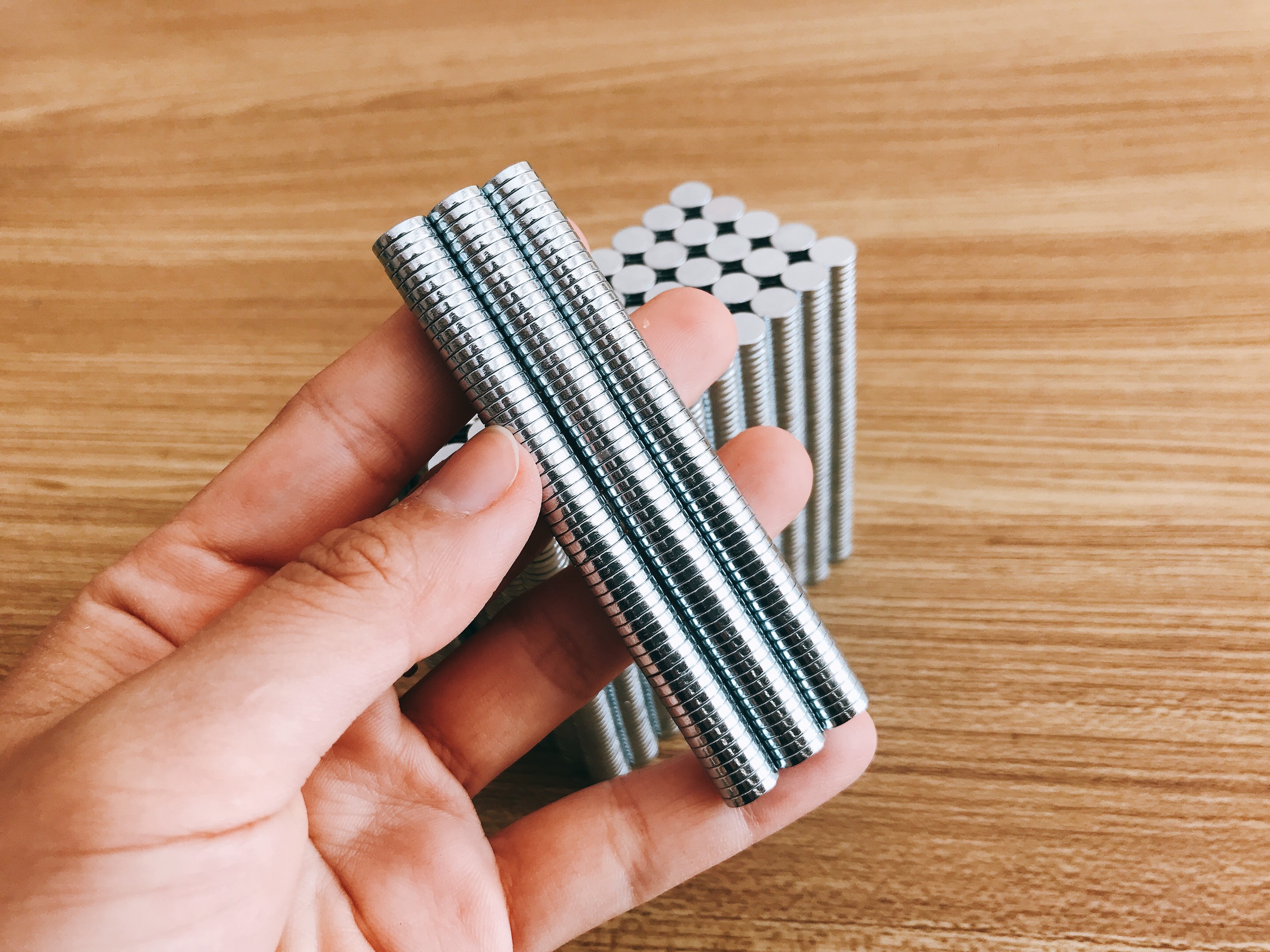 100 Viên Nam Châm Đất Hiếm Loại Tròn 8x1.5mm Mạ Kẽm Lực Từ N35 Cực Mạnh