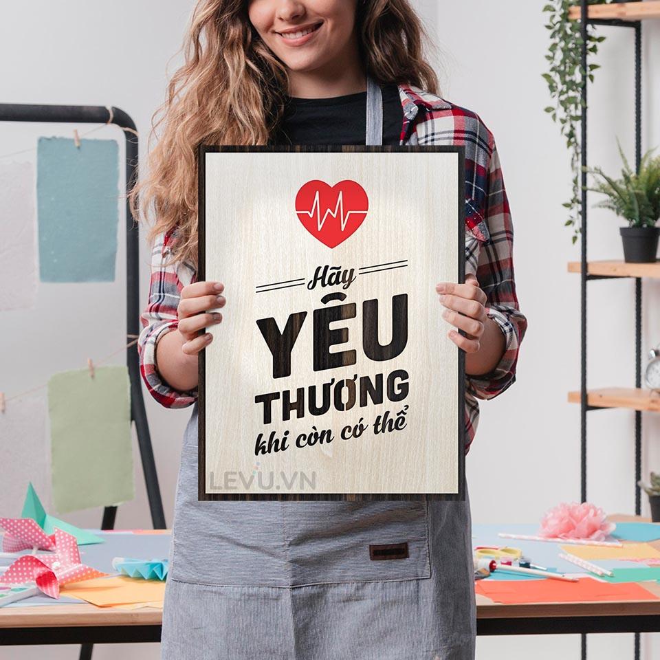 Tranh Câu Nói Hay Về Cuộc Sống LEVU LV091 "Hãy yêu thương khi còn có thể"