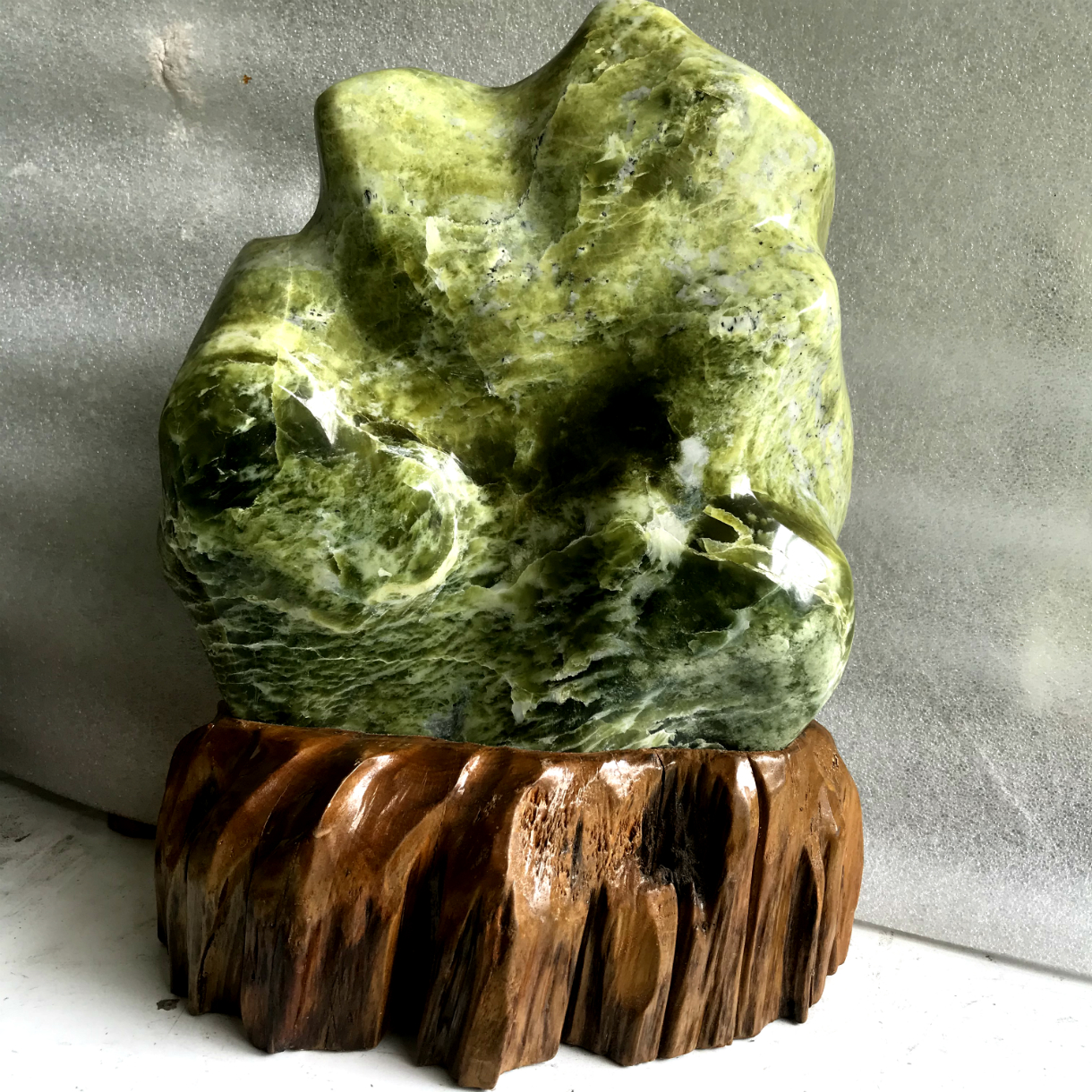 Cây đá để bàn màu xanh lá tự nhiên cân nặng hơn 15 kg cao khoảng gần 50 cm cả chân đế nhiều ngọc serpentine cho người mệnh Hỏa và Mộc phongthuymenhhoa