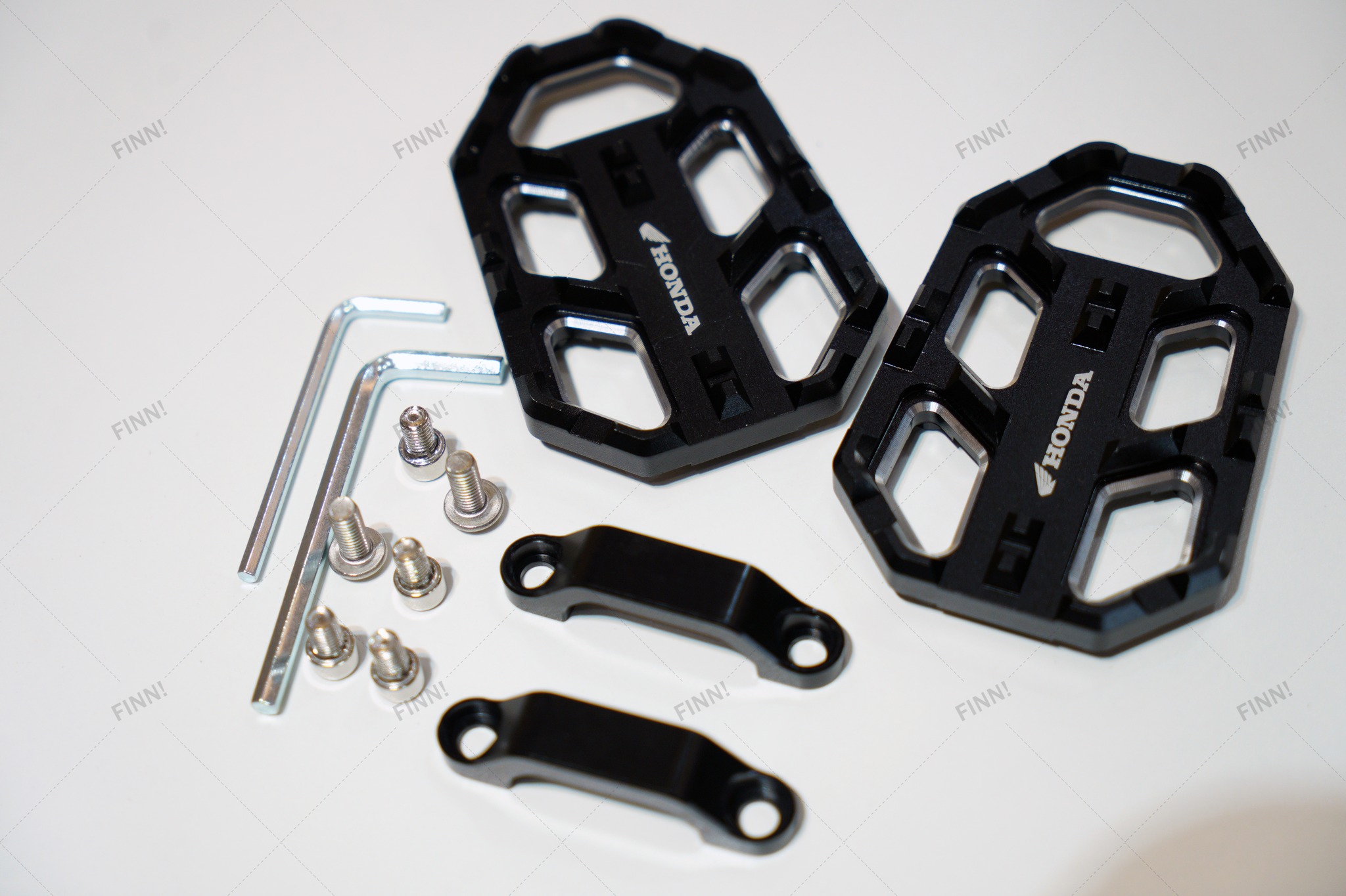 Để chân mở rộng CB500X