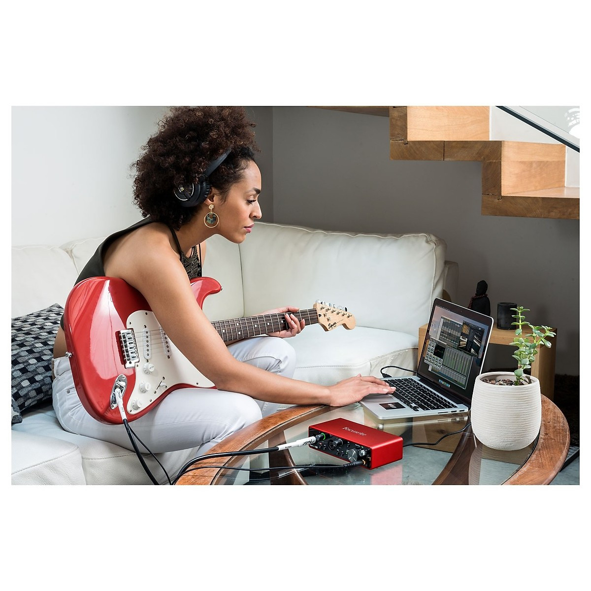Sound card thu âm Focusrite Scarlett 2i2 - Soundcard cao cấp hỗ trợ livestream, thu âm chuyên nghiệp dành cho phòng thu - Hàng chính hãng
