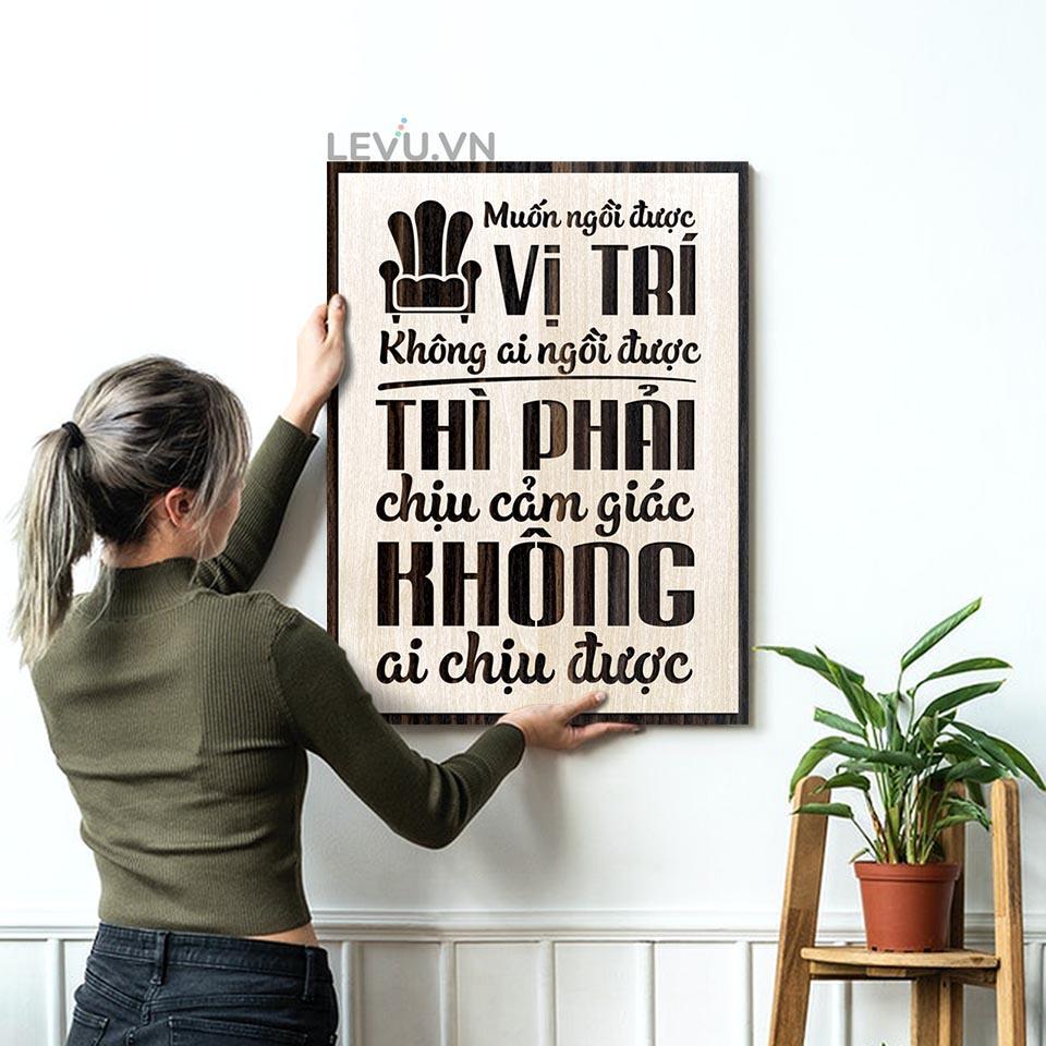 Tranh Slogan LEVU LV021 "Muốn ngồi ở vị trí không ai ngồi được thì phải chịu được cảm giác không ai chịu được"
