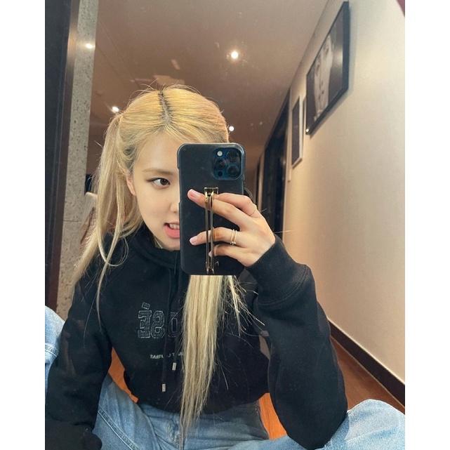 Áo hoodie đen in chữ Rosé BLACKPINK