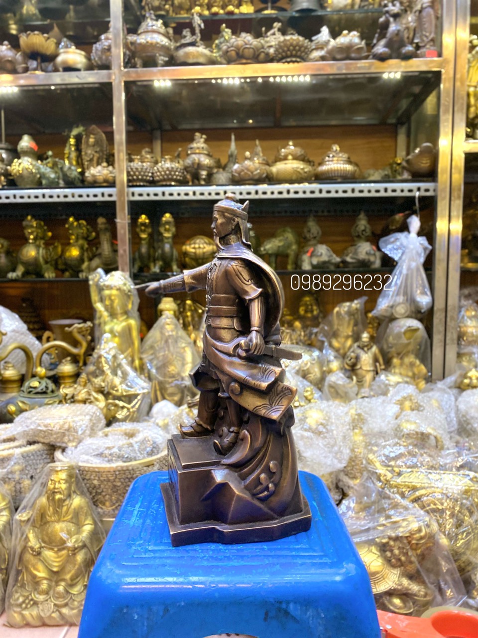 Tượng Hưng Đạo Đại Vương Trần Quốc Tuấn chỉ tay bằng đồng hun - Tượng Trần Quốc Tuấn