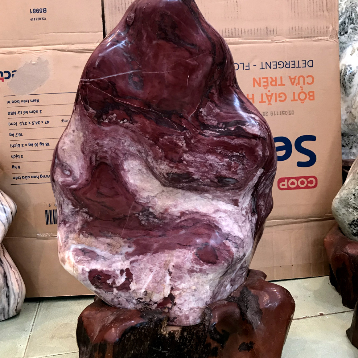 Trụ đá cây đá tự nhiên màu đỏ, đá trấn trạch màu đỏ chất canxite cho người mệnh Thổ và Hỏa cao 53 cm nặng 25 kg D.Cao53X32X25