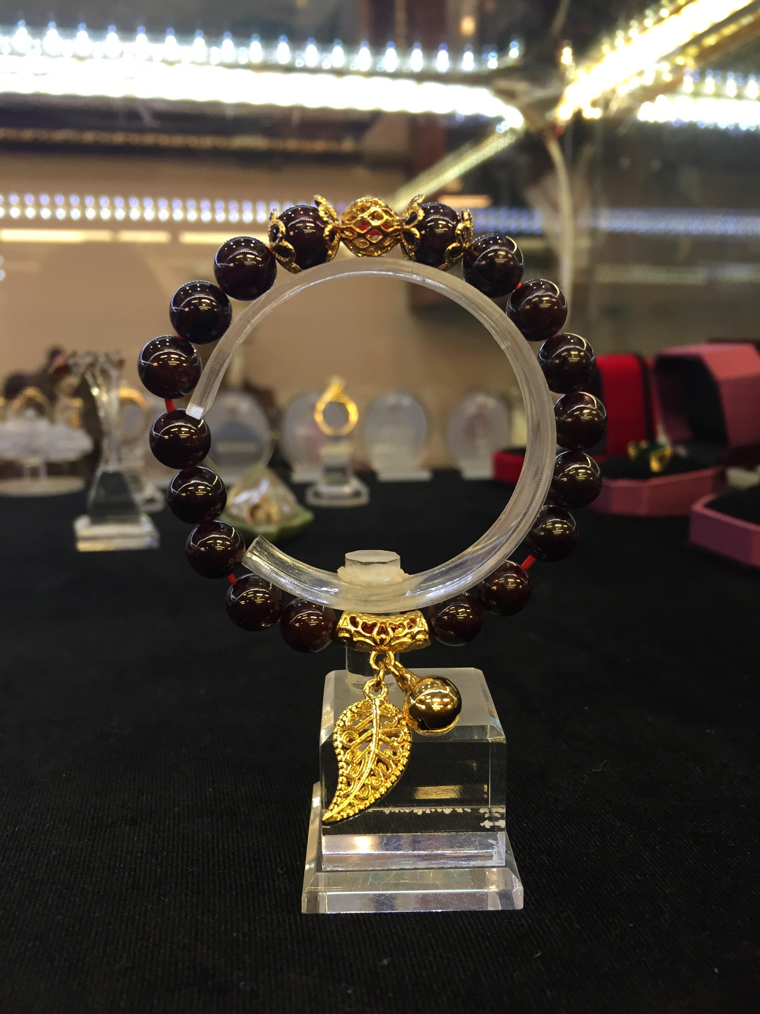 Vòng tay phong thủy Ngọc Hồng Lựu 8 ly mix charm