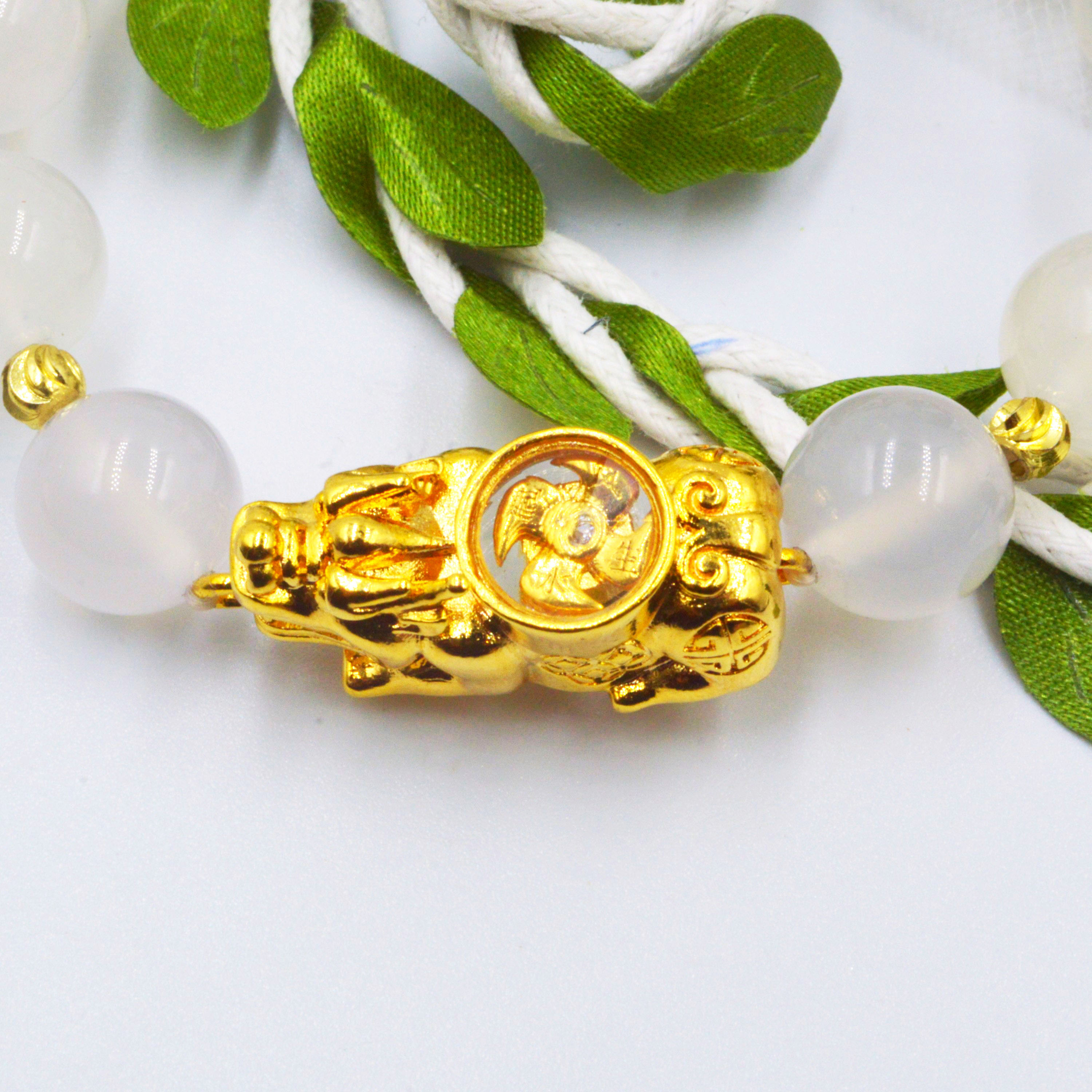 VÒNG TAY TỲ HƯU HỢP KIM VÀNG ĐẾ NAM CHÂM XOAY PHỐI BẠCH NGỌC 10 MM