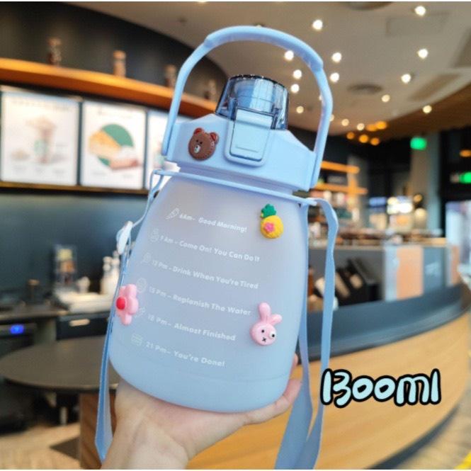 BÌNH ĐỰNG NƯỚC 1300ML DỄ THƯƠNG CÓ VẠCH BÁO NHẮC NHỞ GIỜ UỐNG NƯỚC TÍCH HỢP ỐNG HÚT VÀ DÂY ĐEO TIỆN LỢI