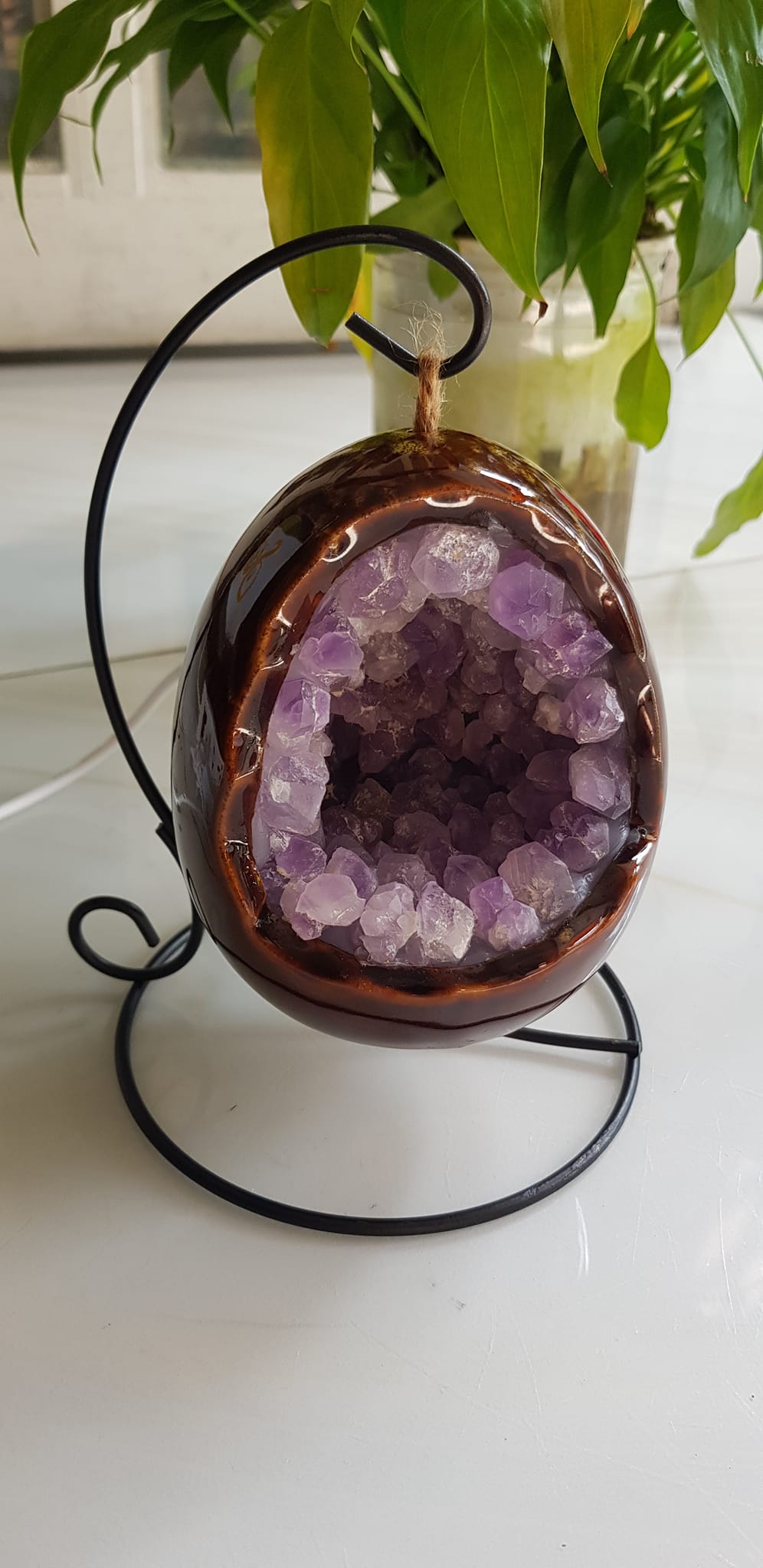 Miếng thạch anh tím tự nhiên hốc sâu có đế kiểu có đèn điện công dụng hút tài lộc Size cả chân Cao 16cm đk 12cm miếng tím cao 10cm x đk 8cm Anh Chị để bàn trang trí nhà bàn thờ Thần Tài và treo trong phòng làm đèn ngủ may mắn màu tím thật sự rất tốt đẹp ạ