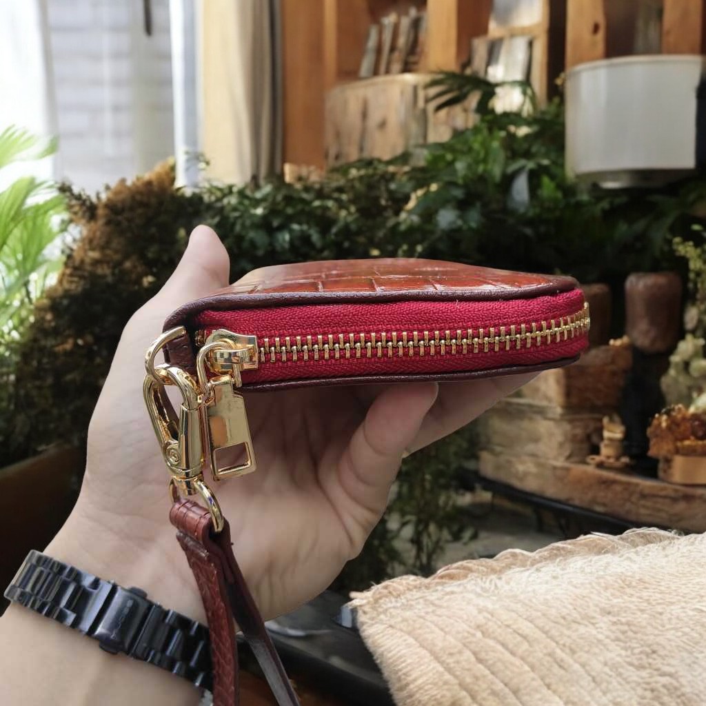 Ví dài 1 khóa gọn nhẹ dễ sử dụng. Da bụng cá sấu trơn!