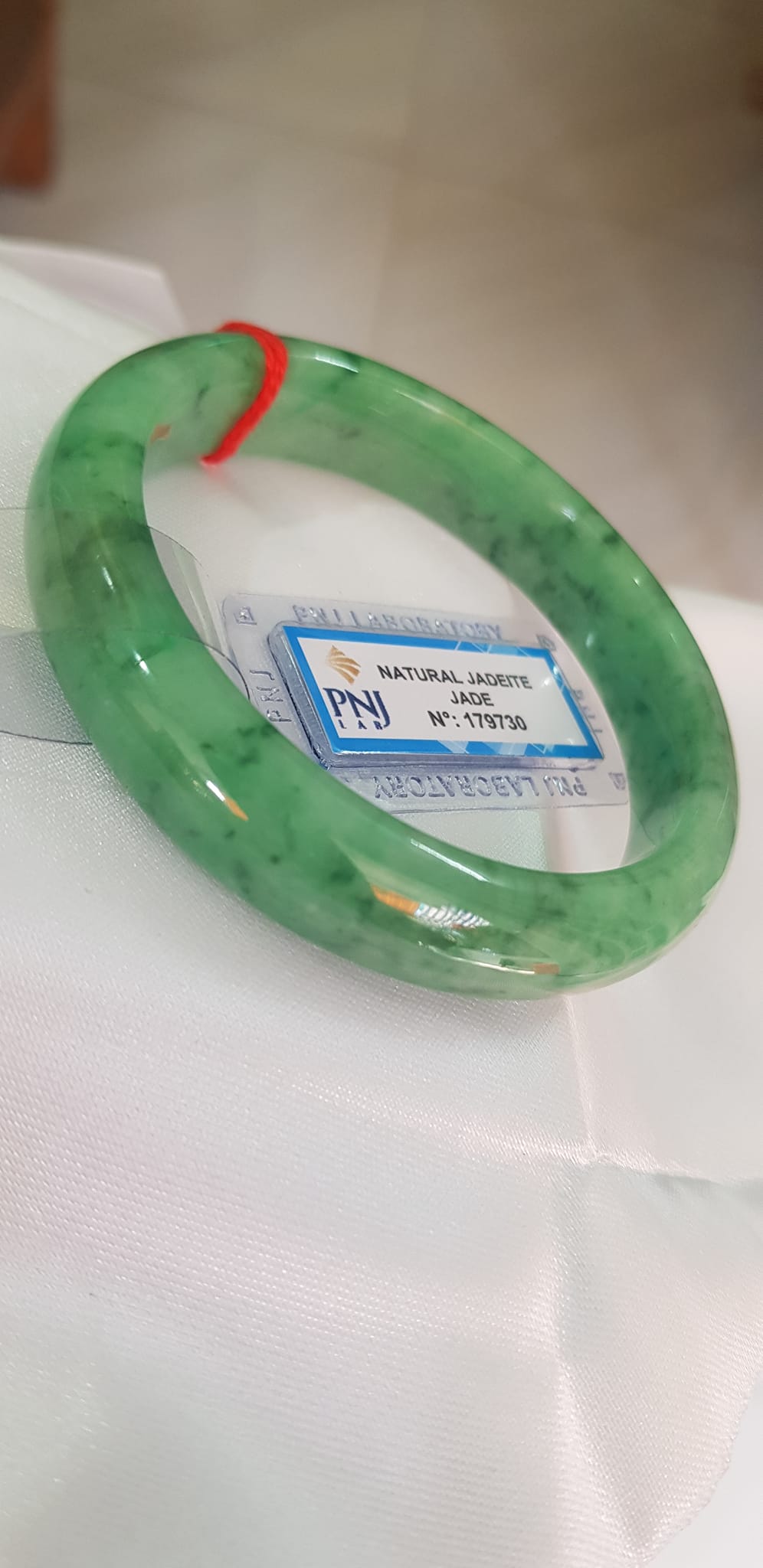 Vòng Cẩm Thạch tự nhiên Vip Bản Hẹ ĐL Ni 56mm x Cao 12mm x dầy 7,8mm Vòng kiểm định P No 179730 màu Xanh Lý Đều bóng vân đậu lý cưng quá mượt đẹp Nữ mệnh Mộc Thủy Hỏa cân nặng 54kg - 63kg đeo rất đẹp sang tay ạ