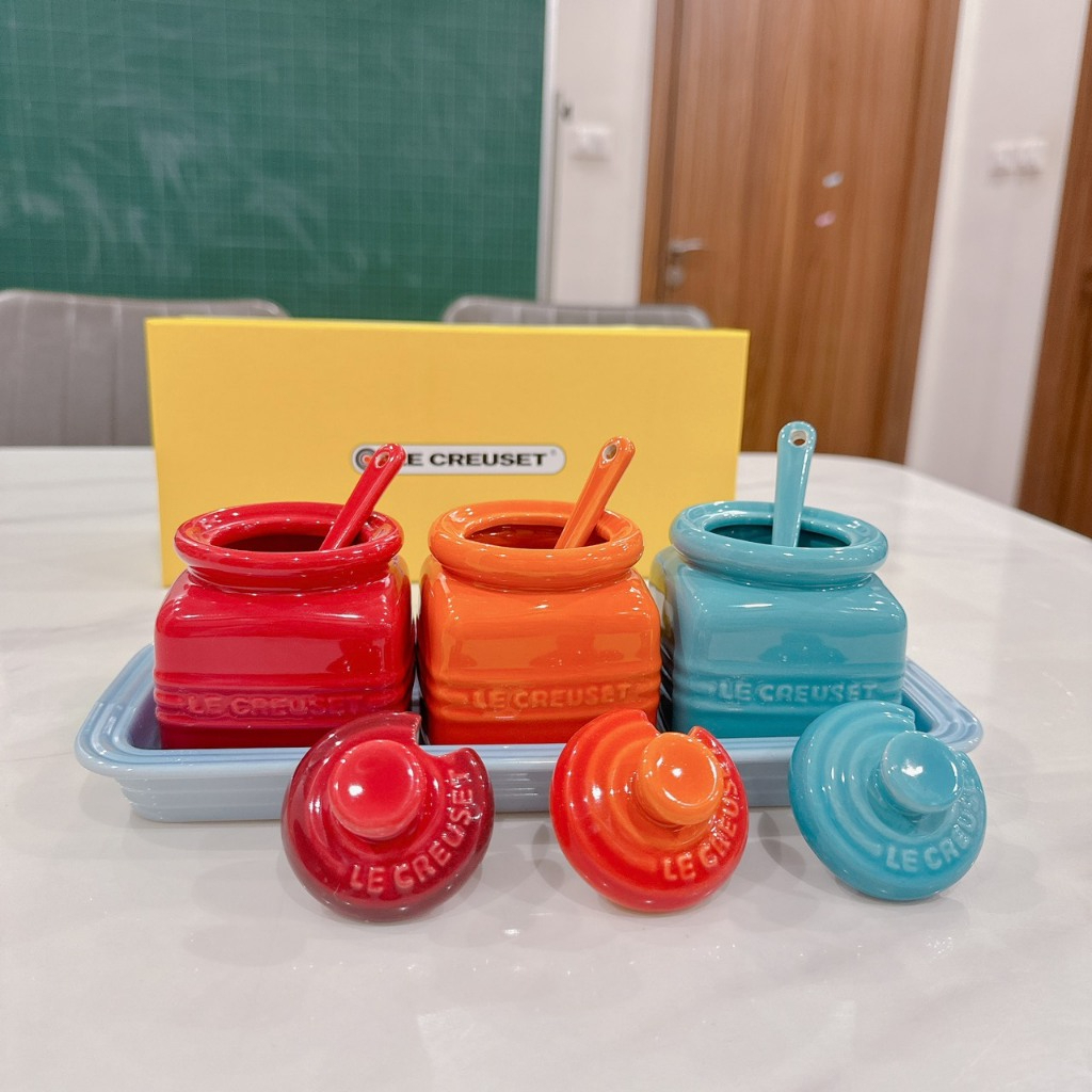 Bộ Hũ Đựng Gia Vị Le Creuset 3 Hũ Kèm Khay Và Thìa, Gốm Sứ Cao Cấp Pháp