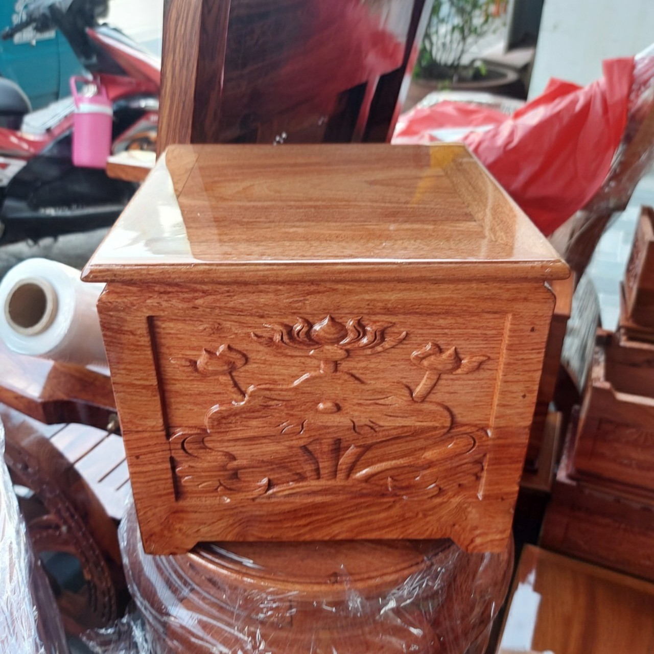 Đôn Đế Vuông Loại Cao Chạm Khắc Hoa Sen mặt 22 cm cao 20 cm