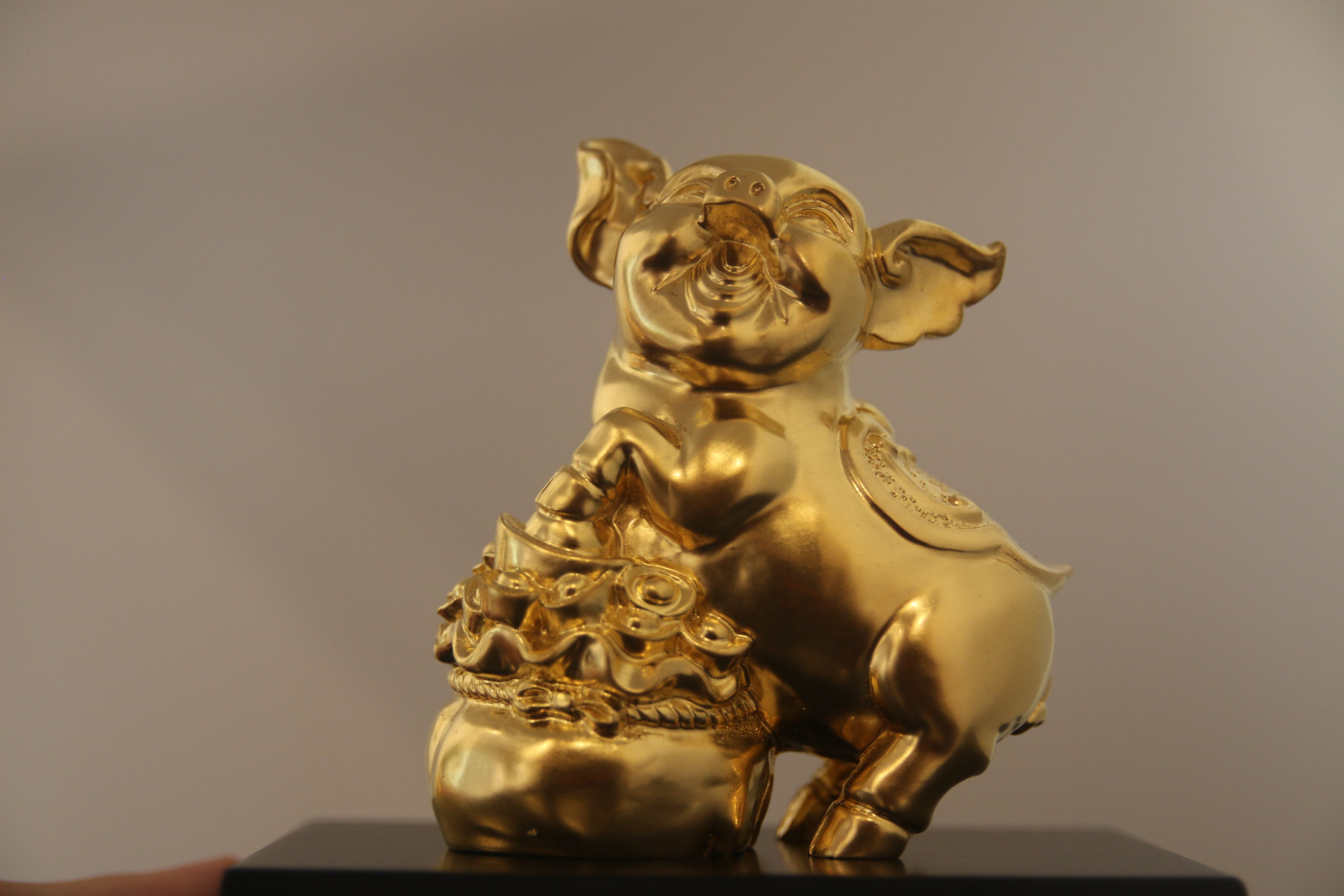 Tượng heo ôm hũ vàng dát vàng 24K