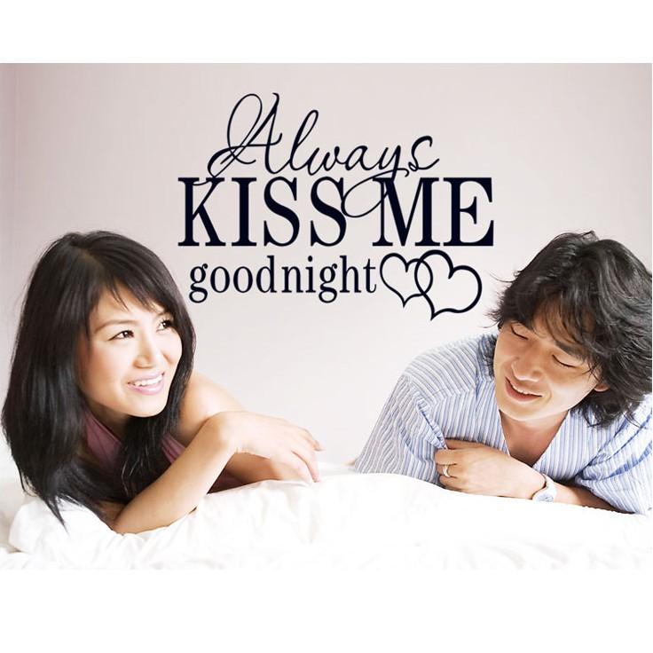 Decal trang trí tường chữ Tiếng Anh KISS ME