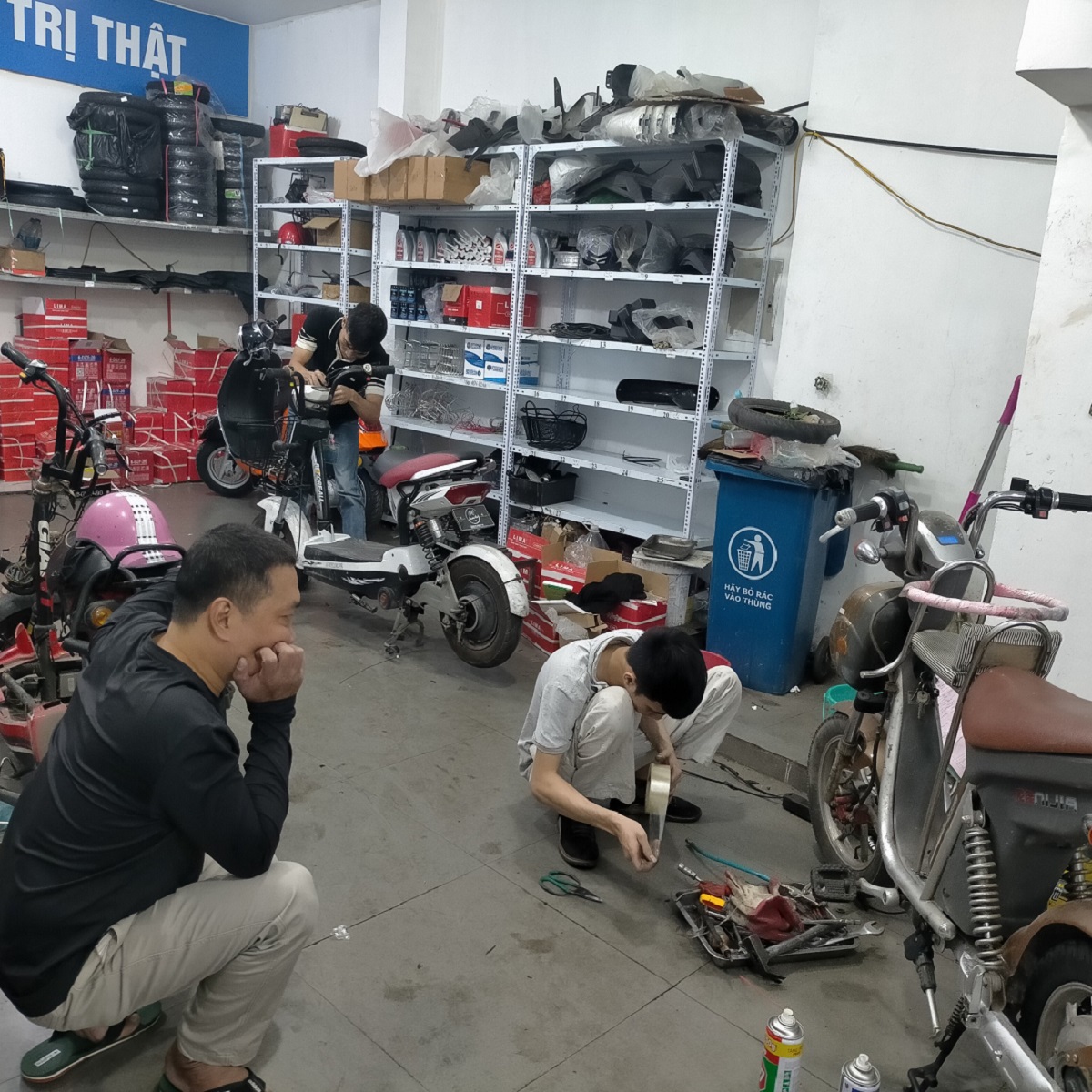 SẠC DÀNH CHO XE MÁY ĐIỆN VESPA CHUYÊN DỤNG - SIÊU BỀN - DÒNG ĐIỆN CHUẨN - NGẮT ĐIỆN TUYỆT ĐỐI - BẢO VỆ XE - KÉO DÀI TUỔI THỌ ẮC QUY - LOẠI 60V-20AH HOẶC 48V-20AH CHÂN ĐẶC