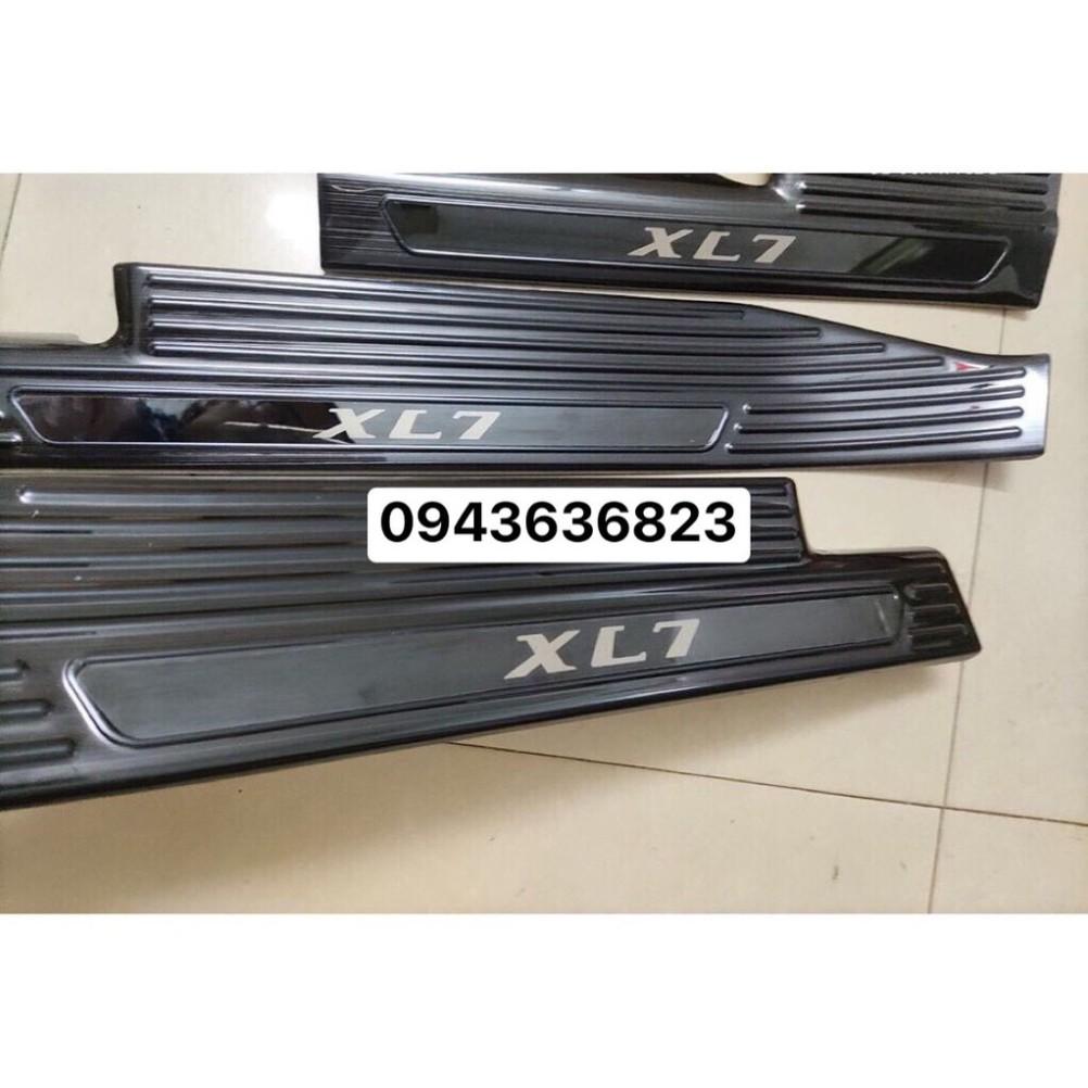 Ốp Bậc Cửa, Nẹp Bước Chân Trong Ngoài Titan Suzuki XL7 Mẫu Mới 2020-2021