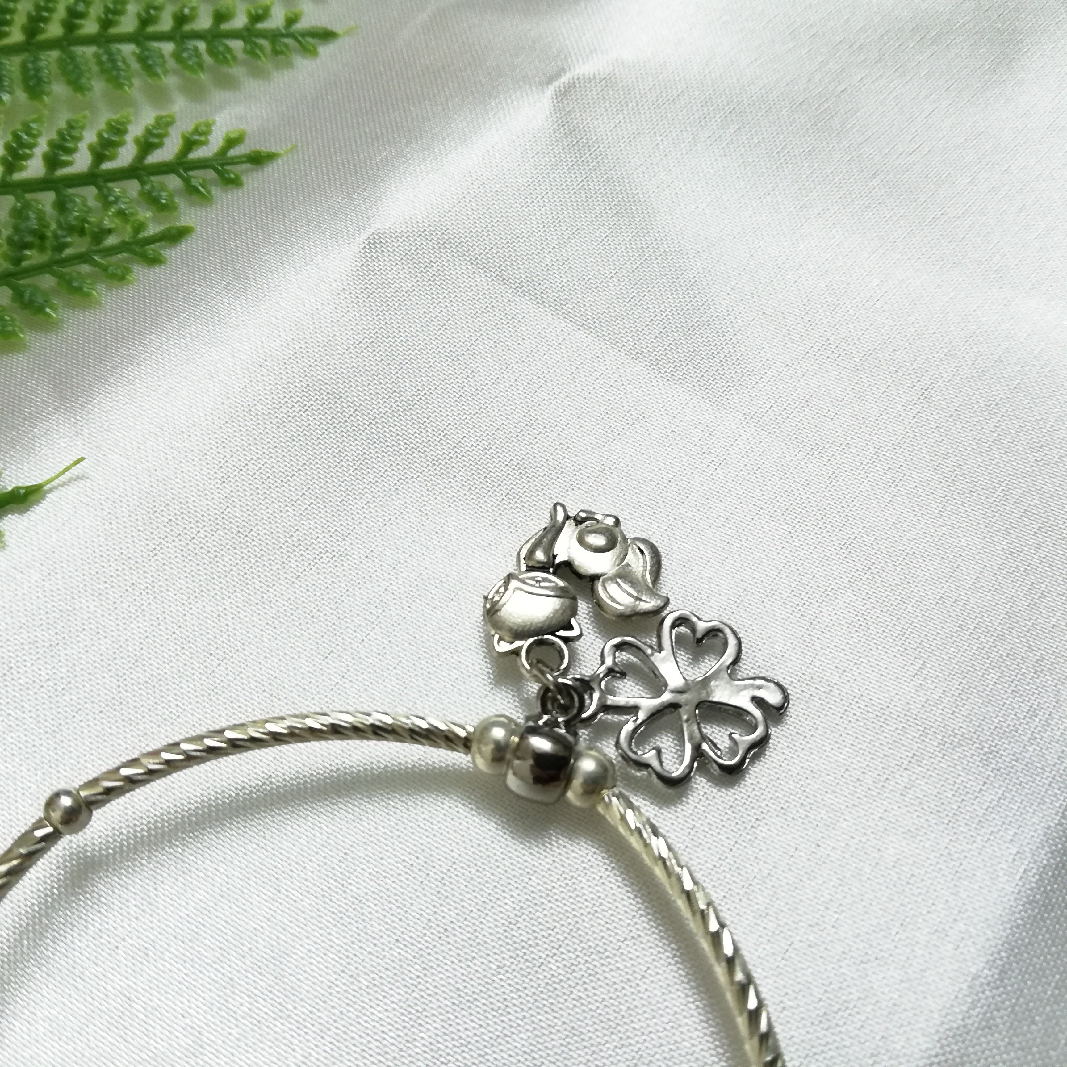 Vòng Tay Hồ Ly Đuôi Xòe Topaz Trắng Phối Thạch Anh Tuyết Nhũ Bạc Mix Charm Bạc