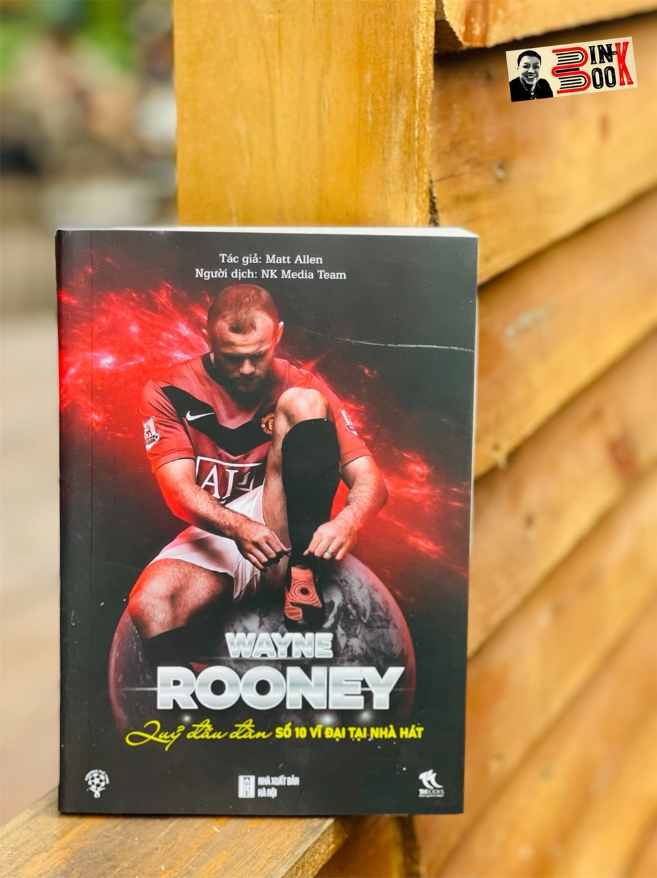 (Bìa mềm + tặng kèm 10 bao lì xì CLB Man Utd) WAYNE ROONEY – Quỷ Đầu Đàn, Số 10 Vĩ Đại Tại Nhà Hát- Matt Allen – NK Media Team dịch – THBooks -NXB Hà Nội