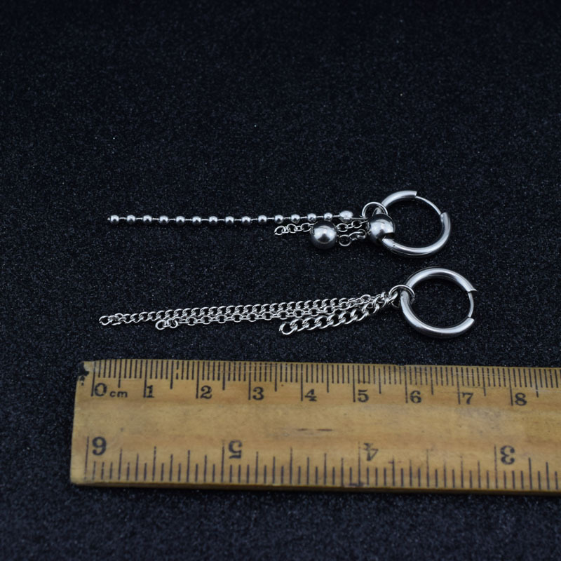 Đôi bông tai thiết kế không đối xứng phong cách thời trang ấn tượng