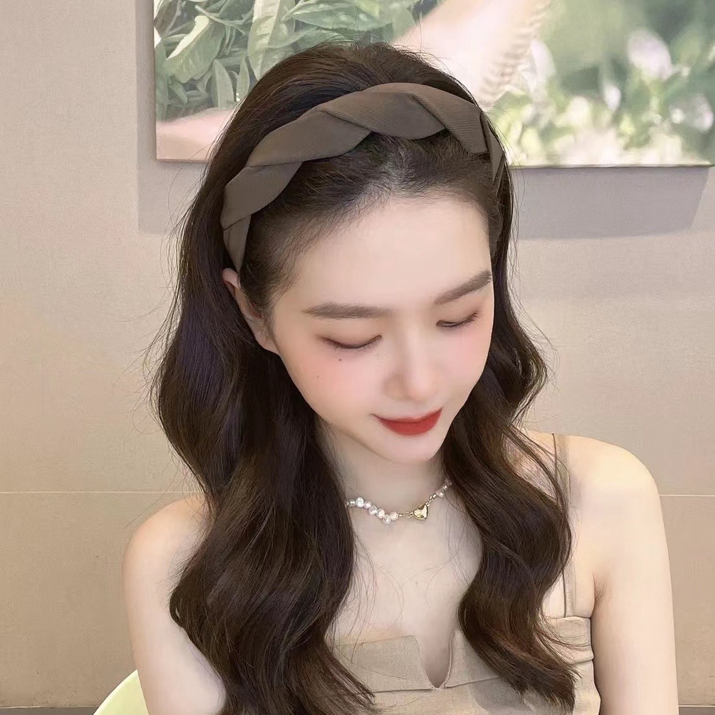 Cài tóc kiểu xoắn phong cách thời trang cho nữ