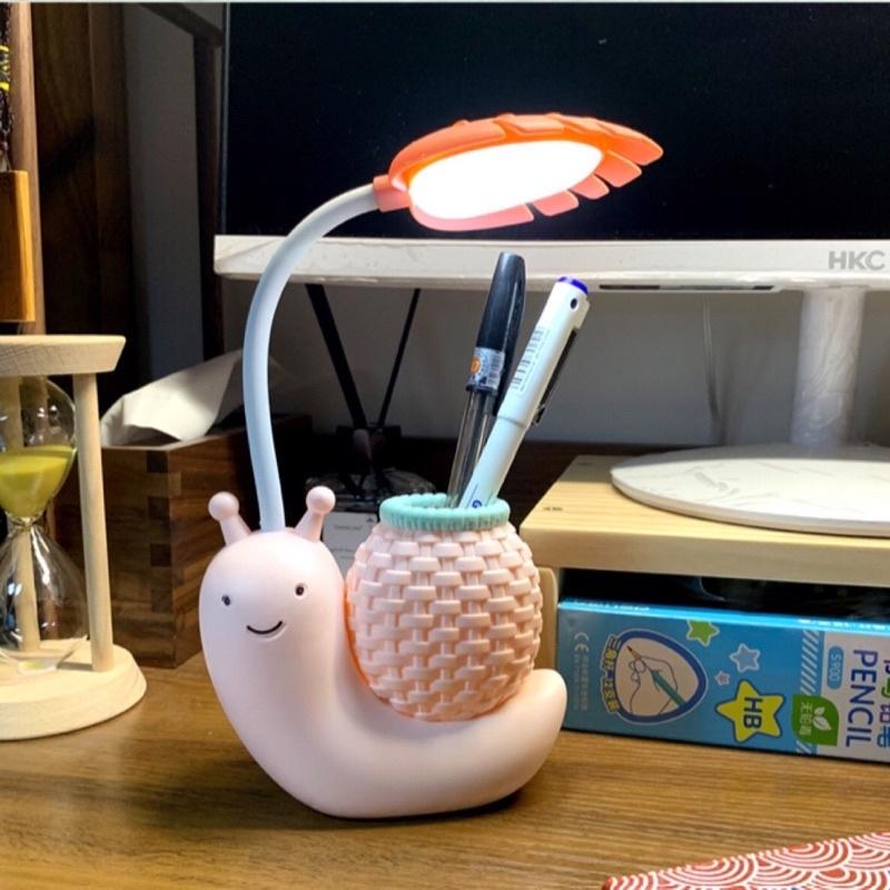 Đèn bàn - Đèn ngủ led trang trí dễ thương hình Ốc Sên có lưng đựng bút cổng sạc USB tiện lợi nhỏ gọn mẫu mới nhất