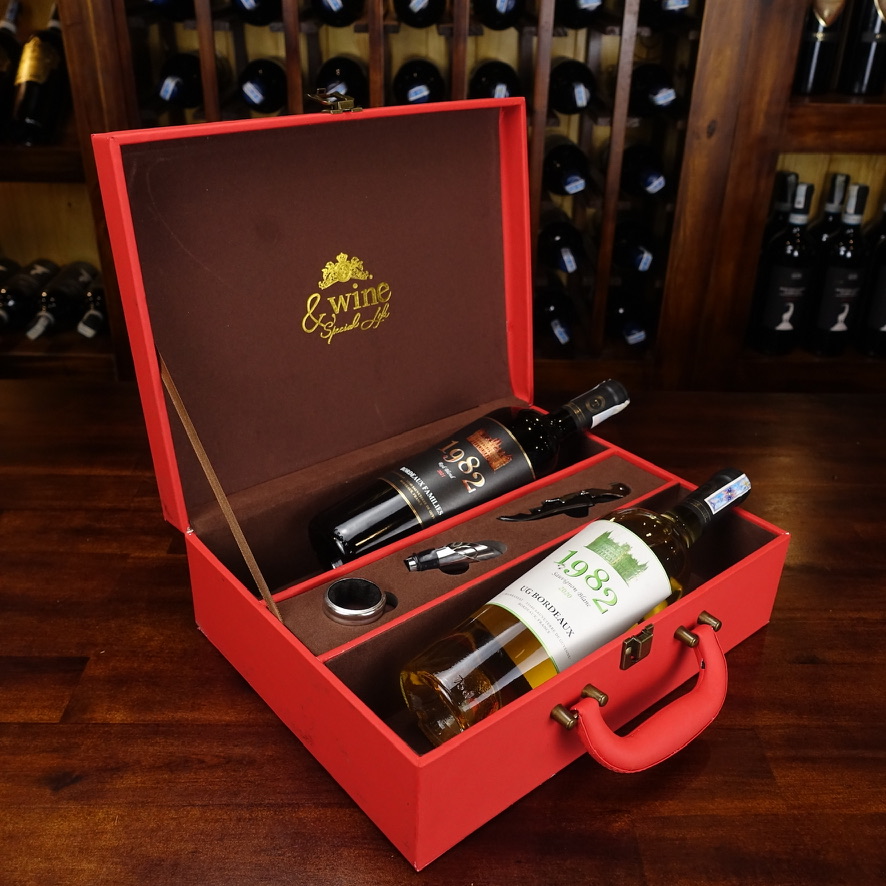 Hộp Vali đỏ đính đá + 2 chai rượu vang Pháp 1982 UG Bordeaux